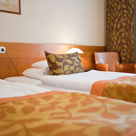 מלון Hotel Sopron 4*